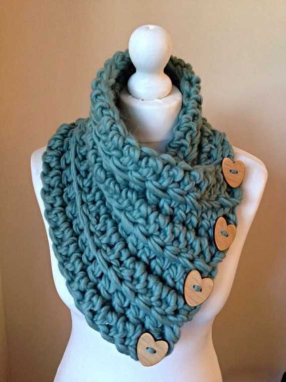 Knitted neck scarf with button pattern
