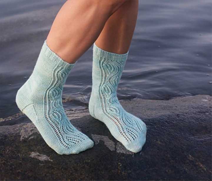 Fish socks knitting pattern