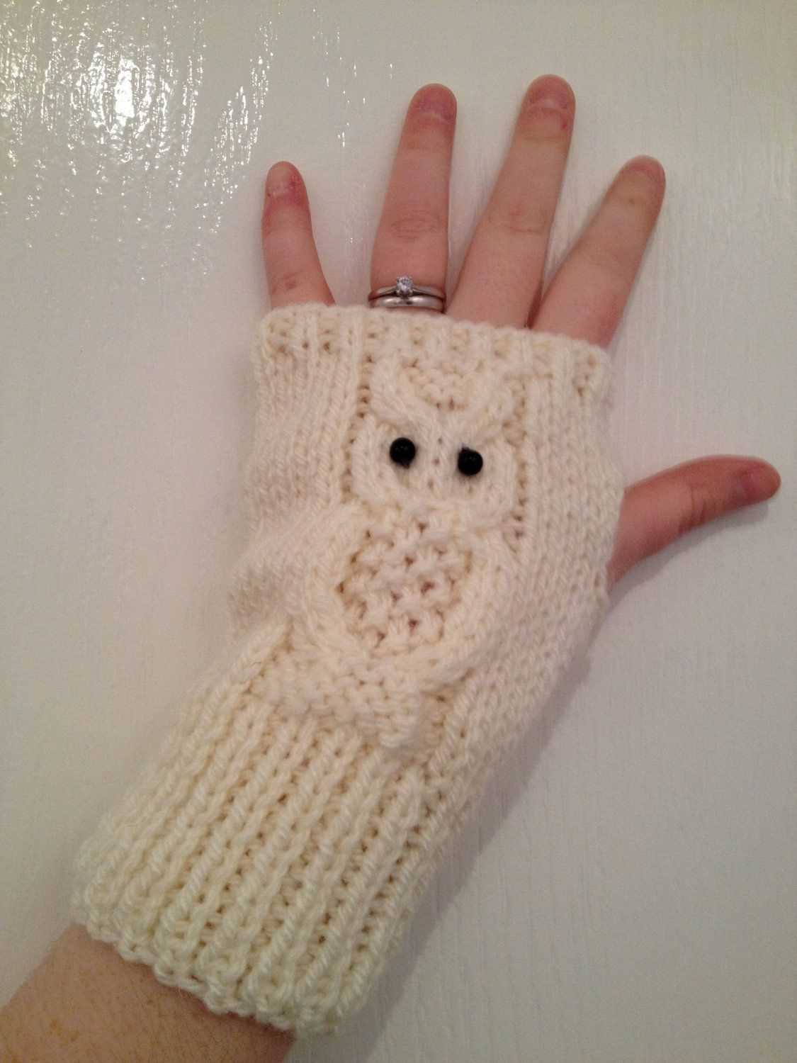 Knitted owl fingerless gloves pattern