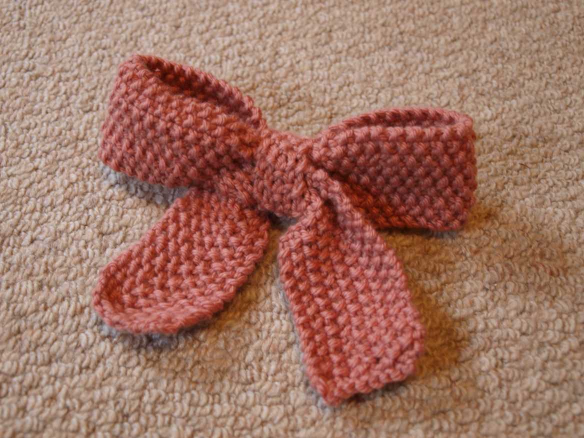 Small knitted bow pattern