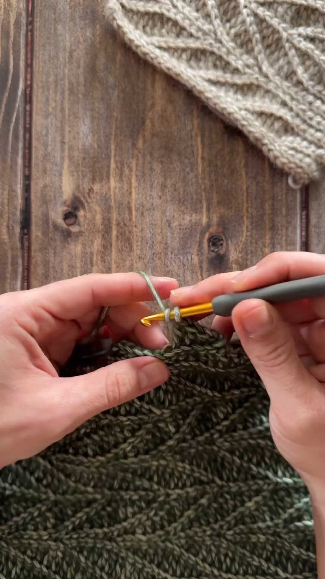 Alternating welted leaf knitting pattern