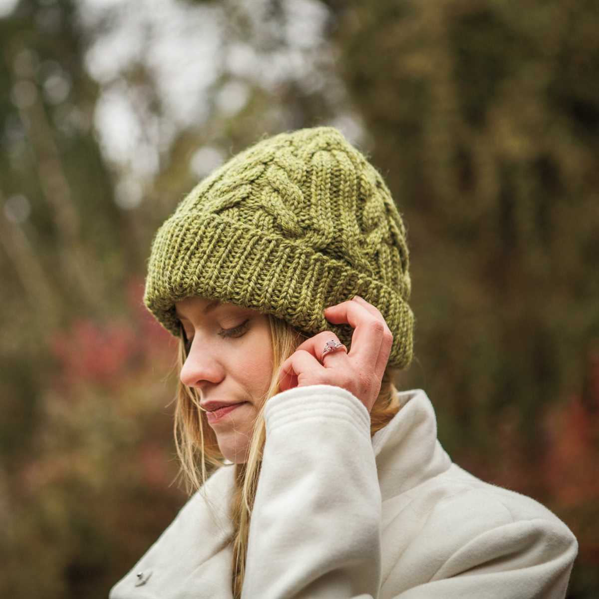 Cable hat knitting pattern