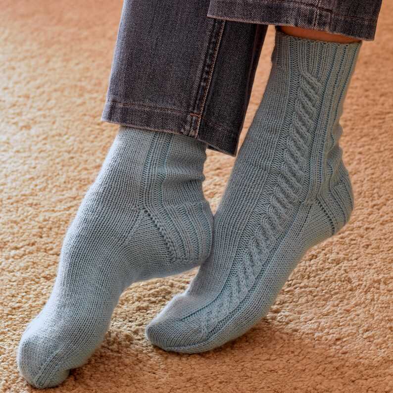 Cable socks knitting pattern free