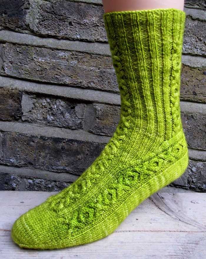Cable socks knitting pattern free