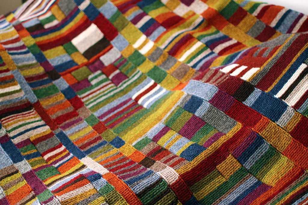 Creating patterns in knitting with many colors