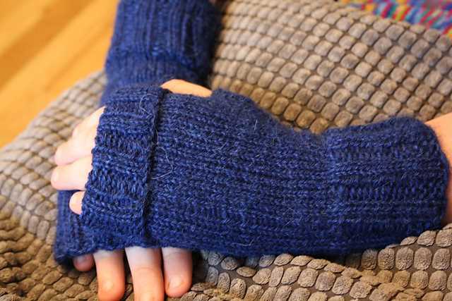Knit Stylish Arm Warmers with This Free Printable Pattern Free arm warmer knitting pattern