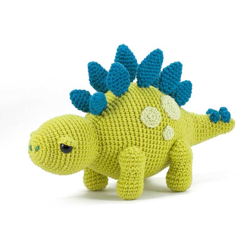 Knit your own adorable dinosaur toy with this free pattern! Free knitting pattern for dinosaur toy