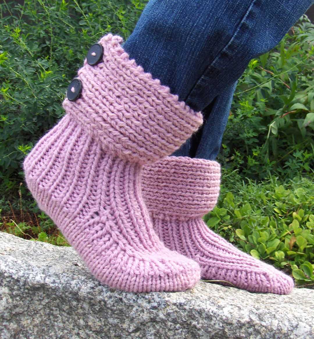 Free knitting pattern for easy slippers with cuffs