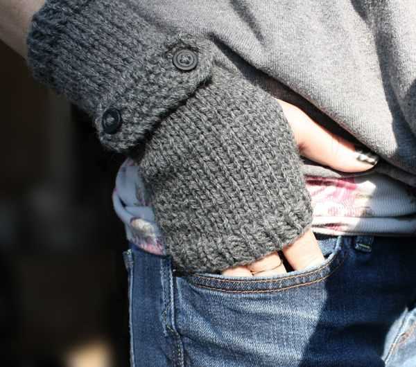 Free knitting pattern for fingerless gloves with flap