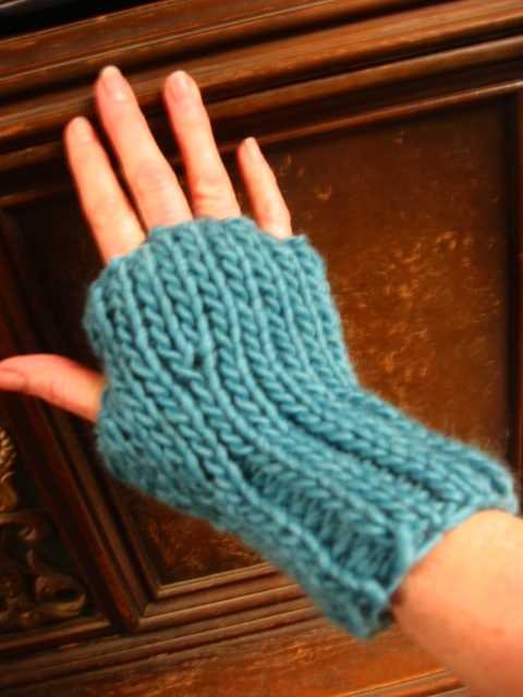 Free knitting pattern for fingerless gloves with flap
