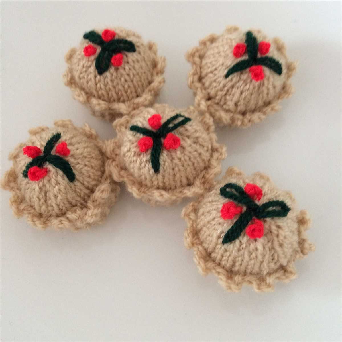 Create your own festive knit - a free pattern for Christmas pudding Free xmas pudding knitting pattern