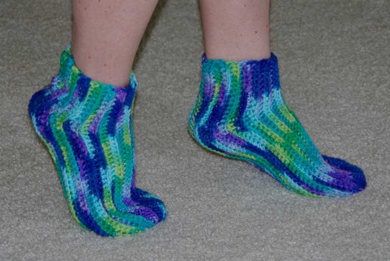 Free knitting pattern for easy slippers with cuffs