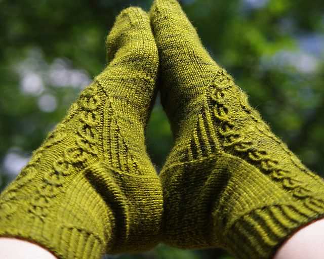 Hiking socks knitting pattern
