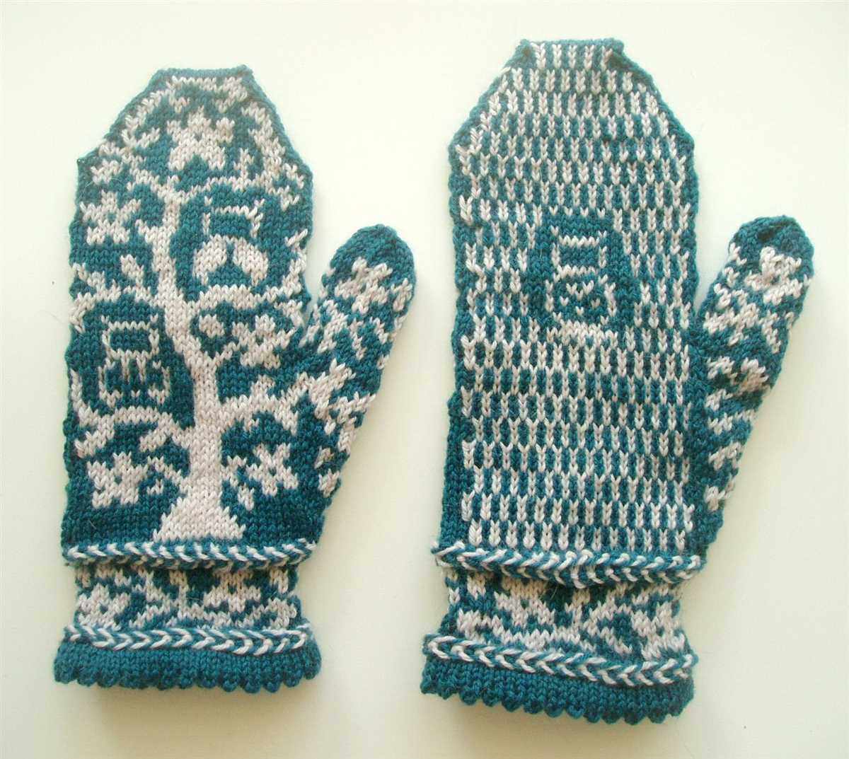 Honeycomb knitted mitten pattern
