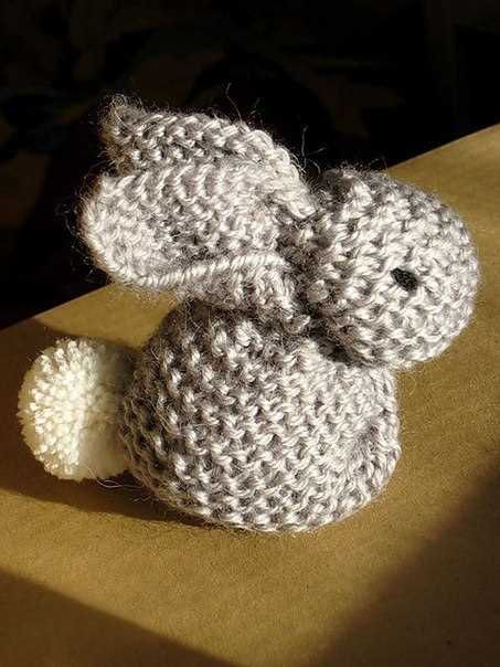 Knitted bunny pattern from a square