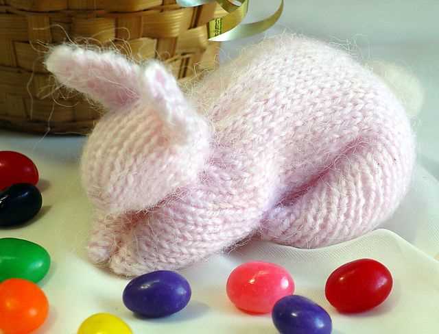 Knitted bunny pattern from a square