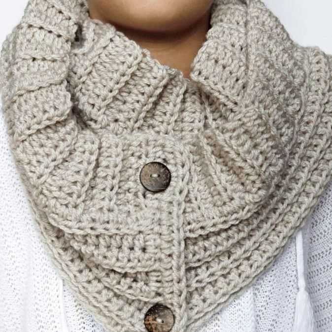 Knitted scarf with buttons pattern