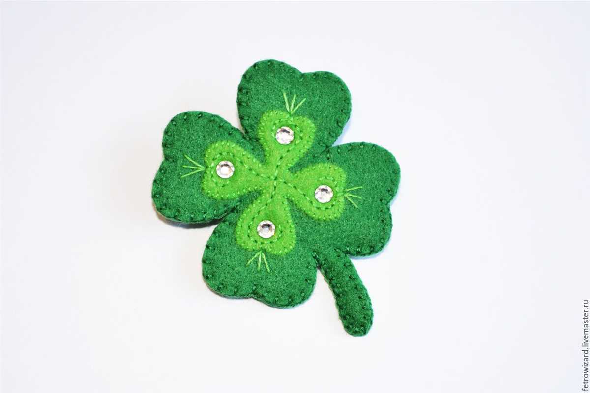 Knitted four leaf clover pattern