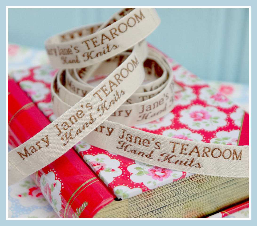 Knitted gift tag pattern