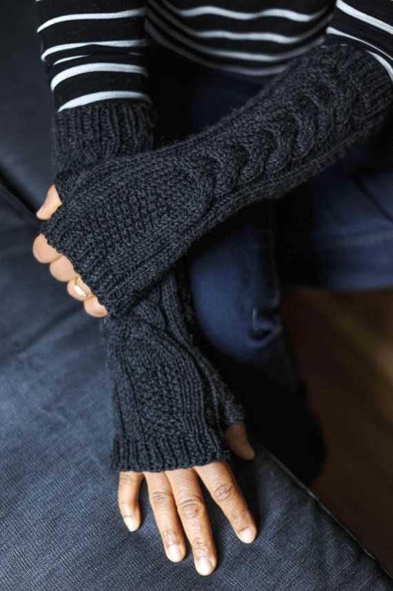 Knitted gloves with fingers pattern