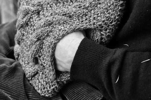 Knitted scarf with pockets pattern