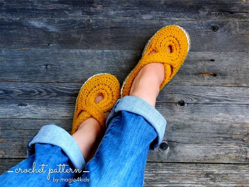 Knitted slippers with soles pattern