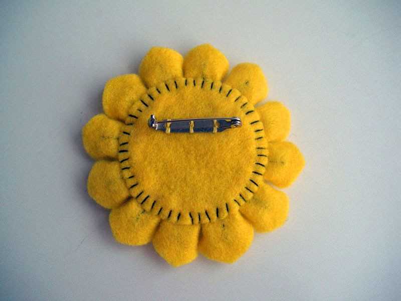 Knitted sunflower brooch pattern free