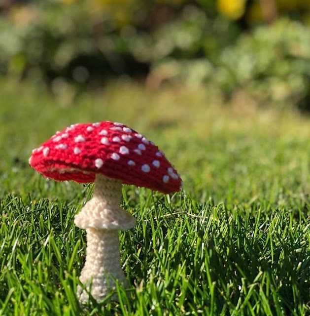 Knitted toadstool pattern