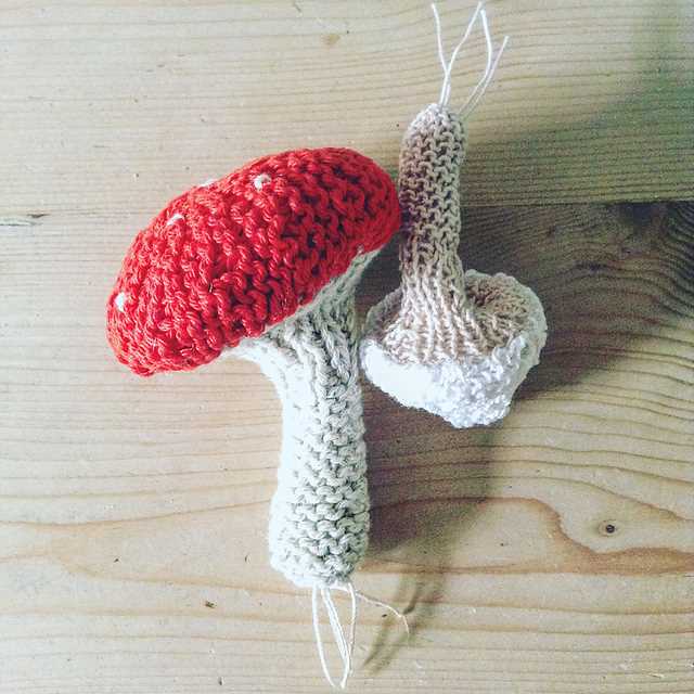 Knitted toadstool pattern