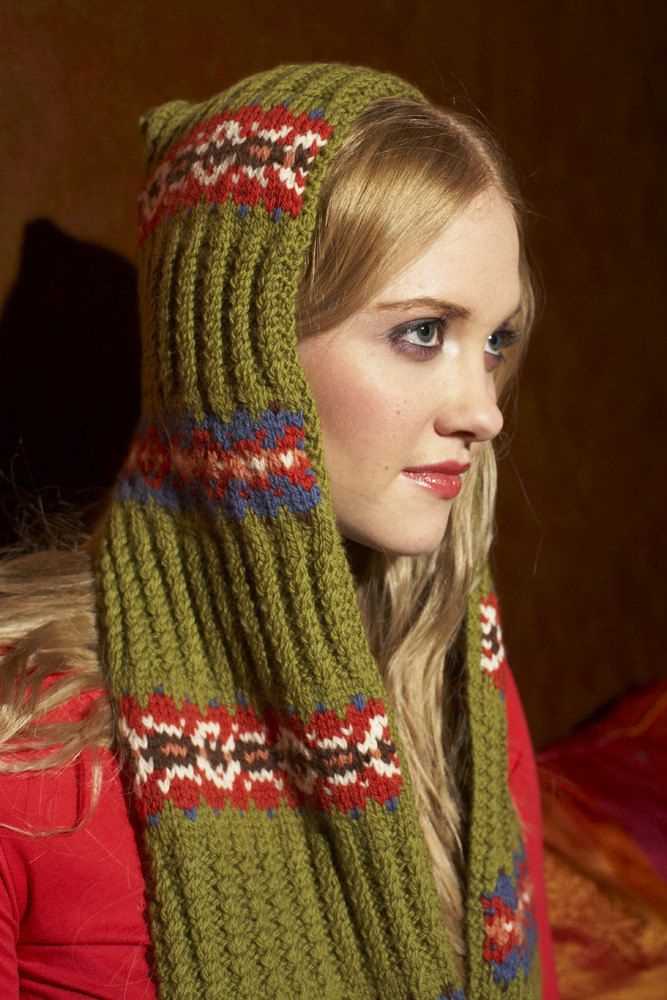 Knitting pattern for scarf with hood and pockets