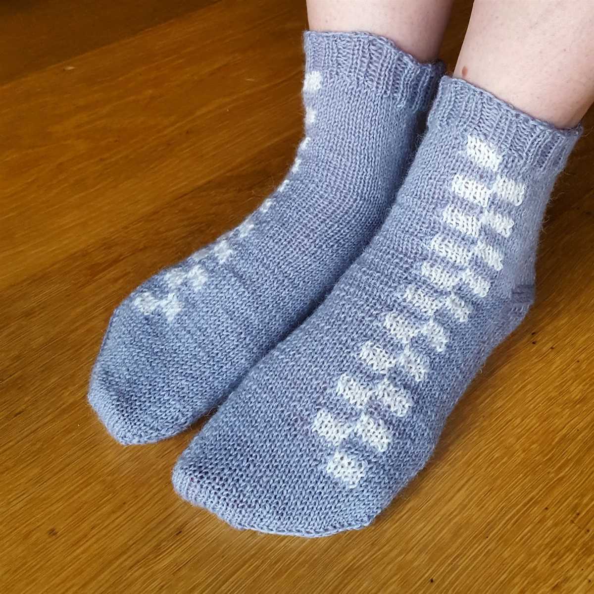 Knitting pattern for bed socks on 2 needles