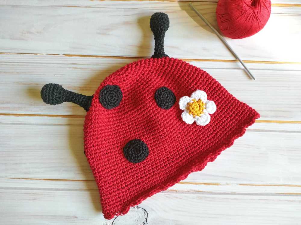 Ladybug hat knitting pattern
