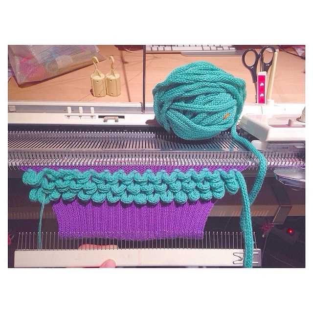Loops and threads knitting machine patterns