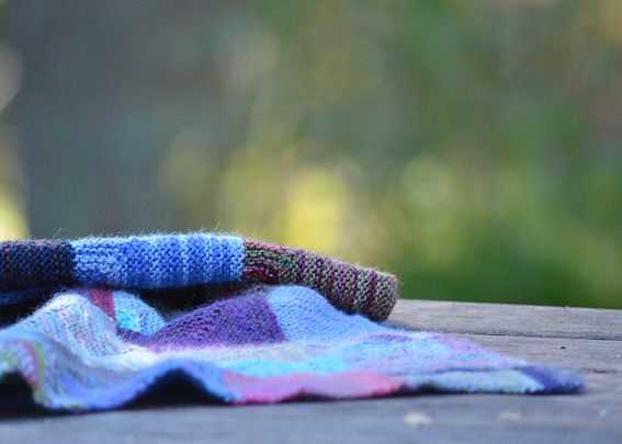 Mitred squares knitted blanket pattern