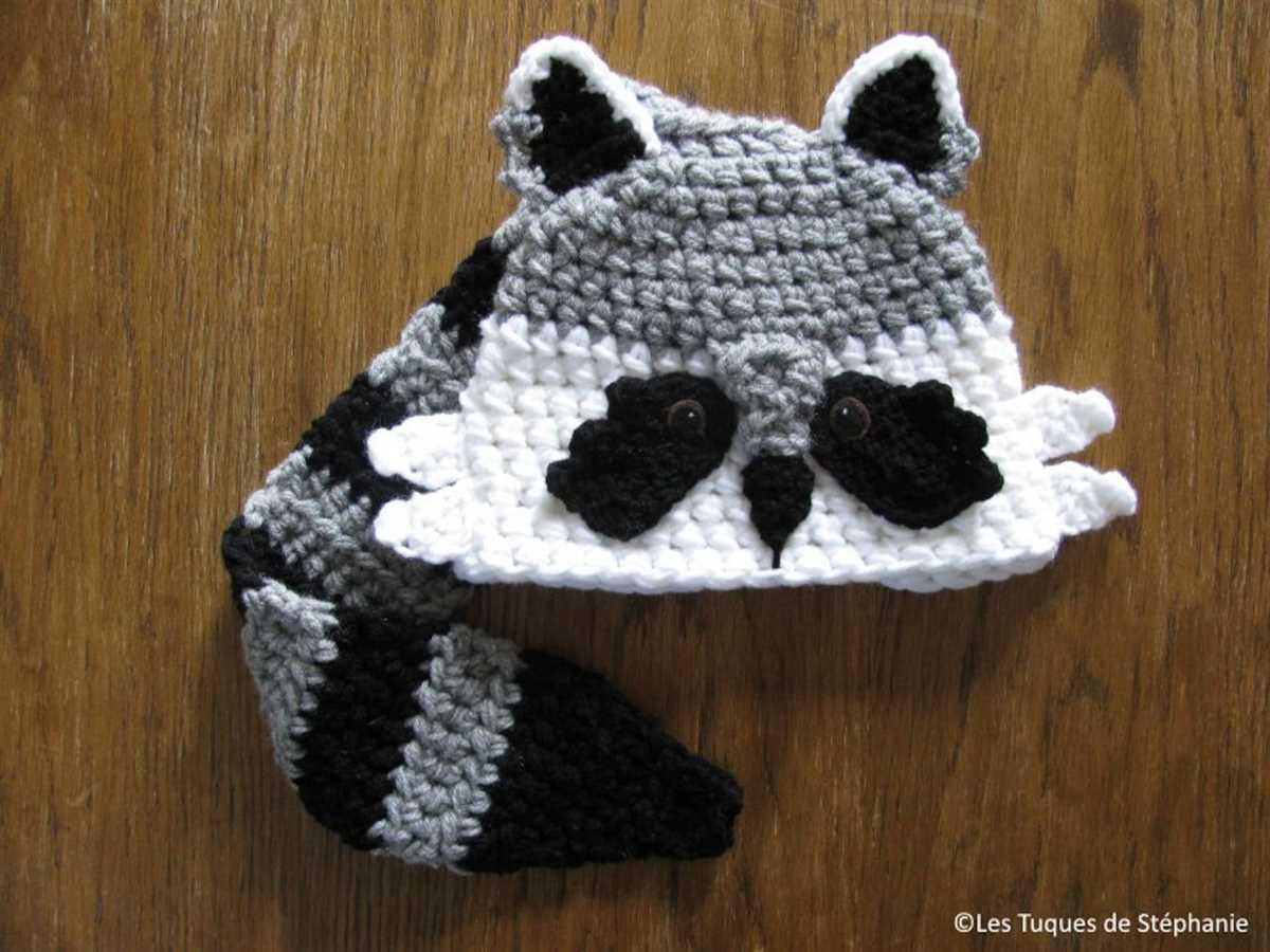 Raccoon hat knitting pattern