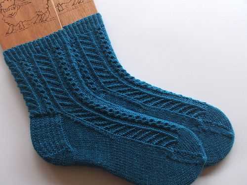 Simple knitted socks pattern beginners