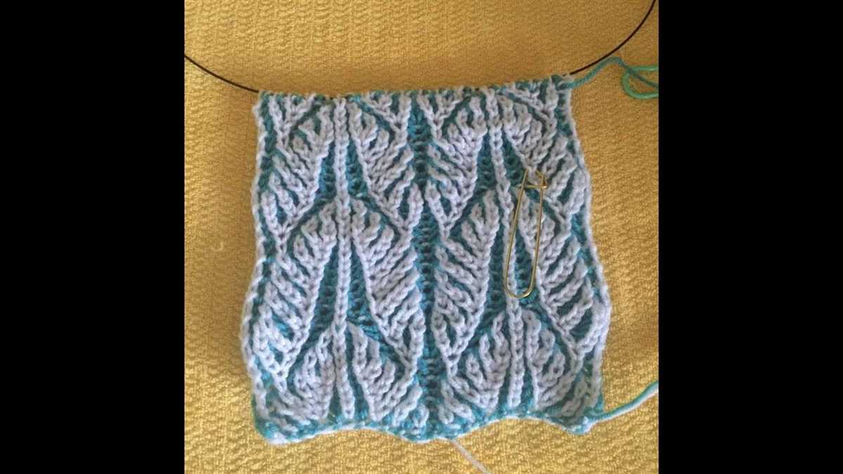 Two color knitting patterns scarf