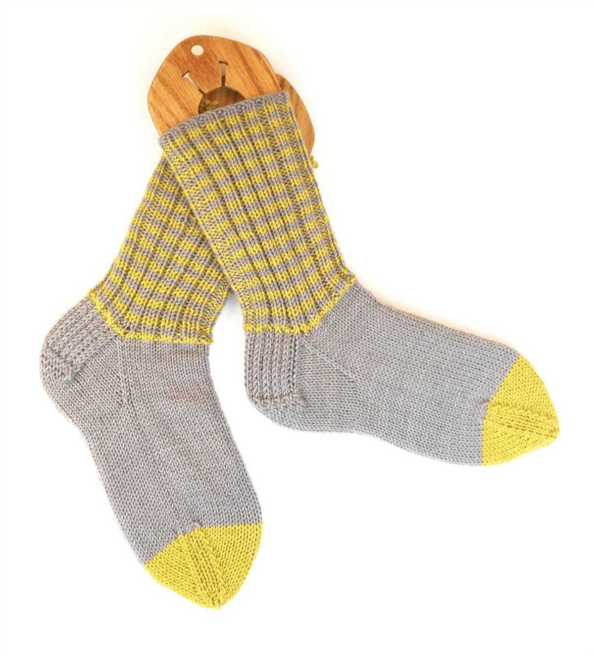 Free knitting pattern for easy slippers with cuffs