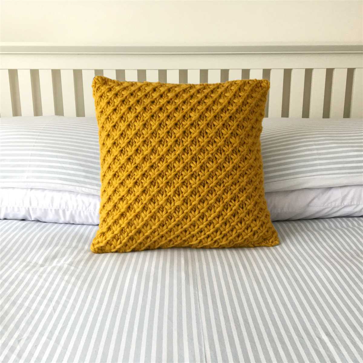 Knitted pillow pattern