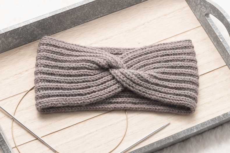 Knit headband with twist pattern