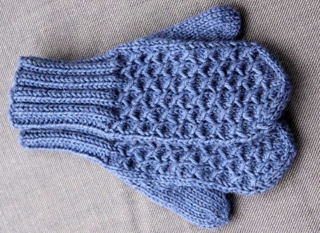 Cable fingerless mittens knitting pattern