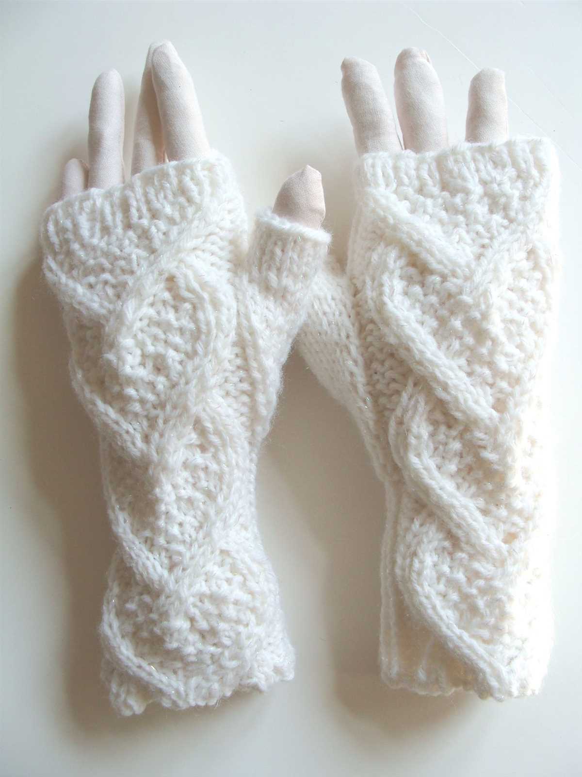 Cable fingerless gloves knitting pattern