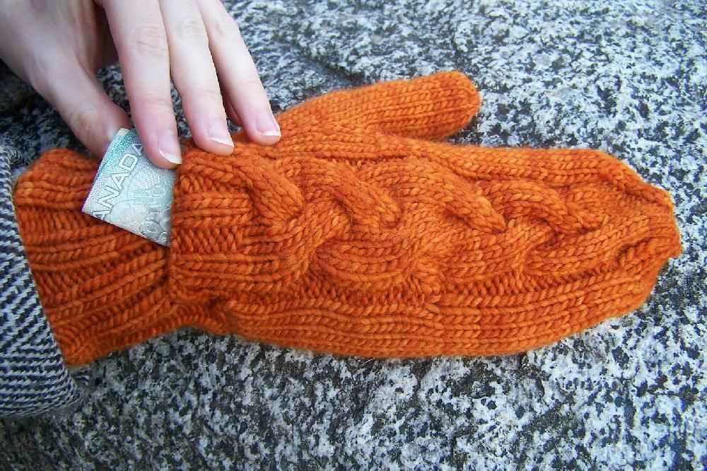 Cable knit mittens pattern