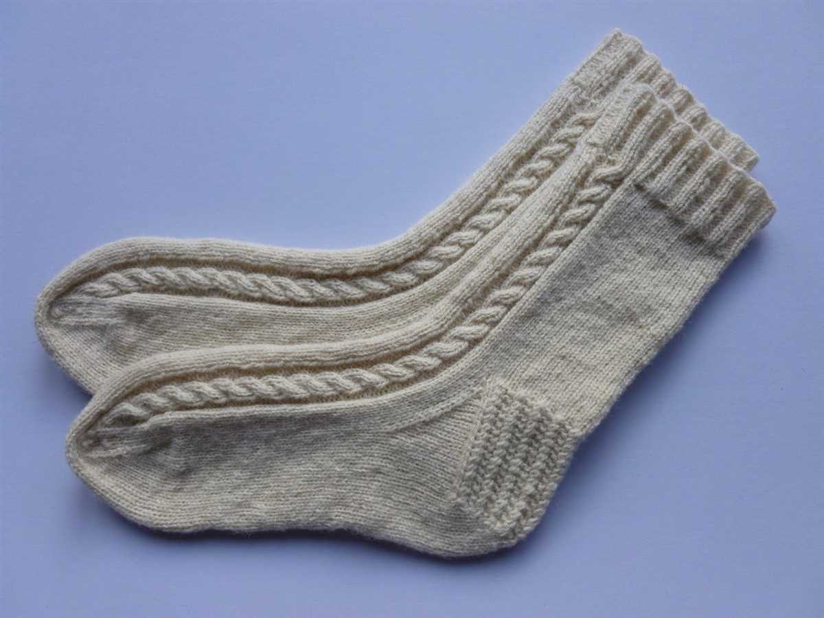 Cable socks knitting pattern free