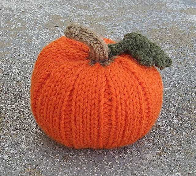 Cabled pumpkin knitting pattern