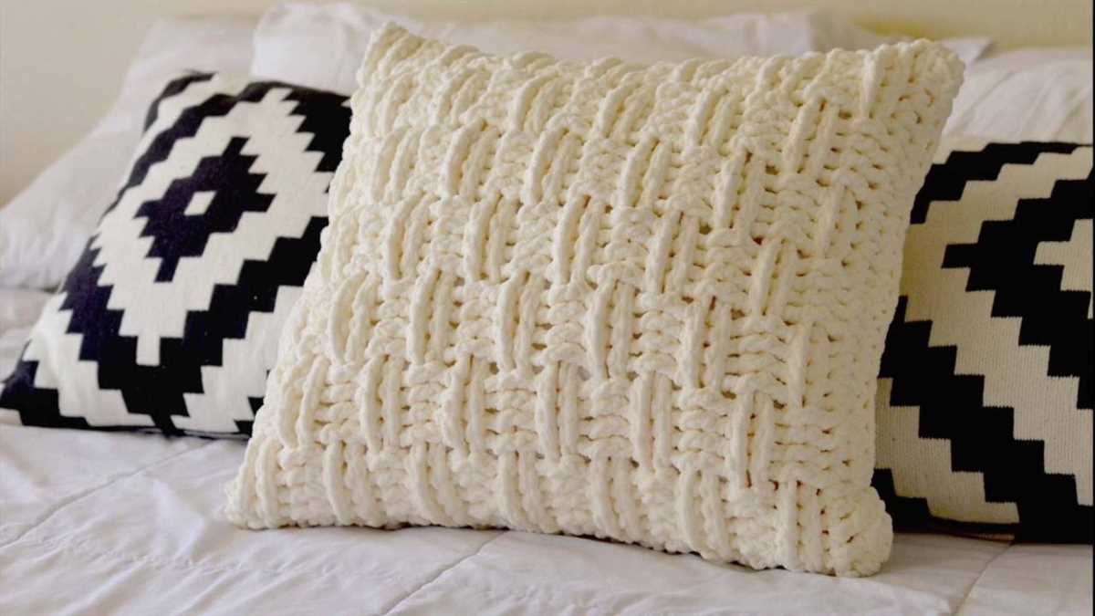 Chunky knit throw pillow pattern