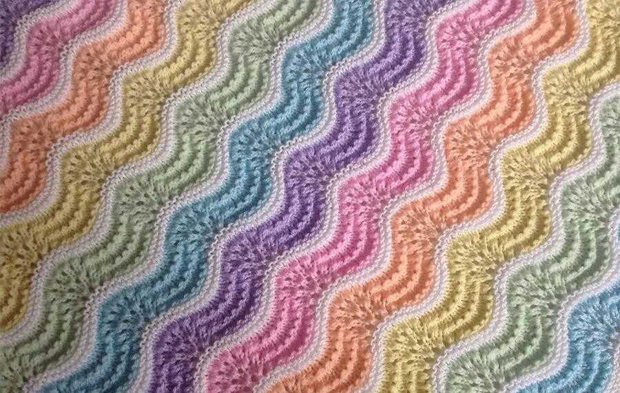Creating patterns in knitting with many colors