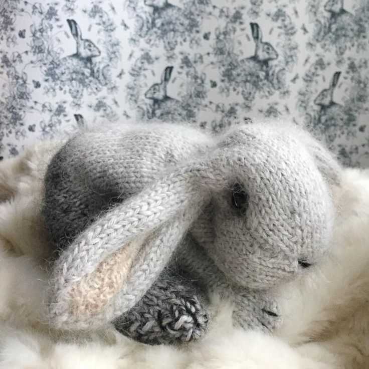 Rabbit pattern knitted