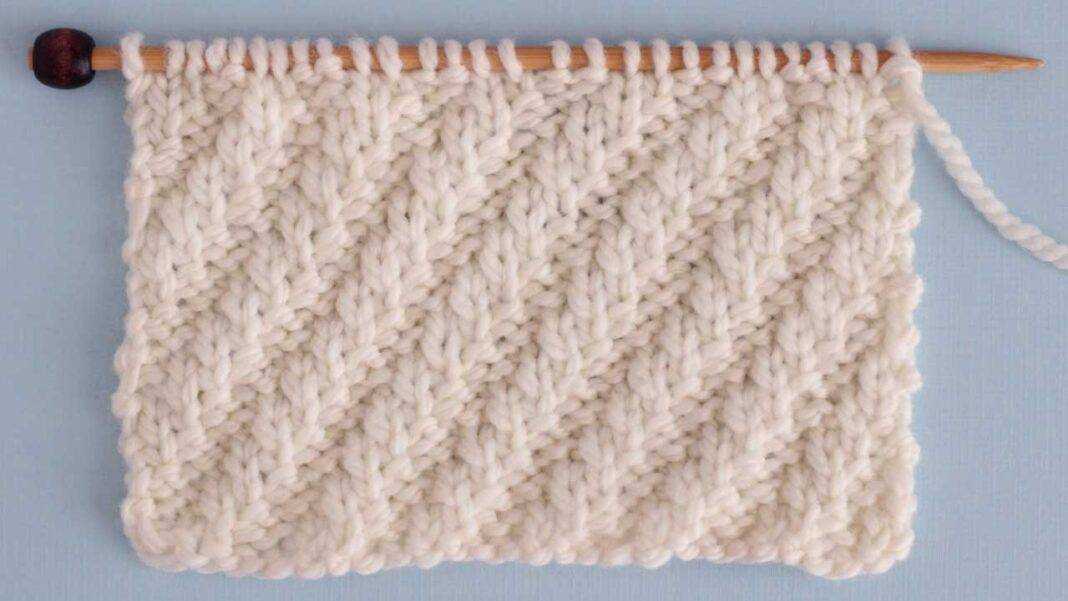 Diagonal knit stitch pattern