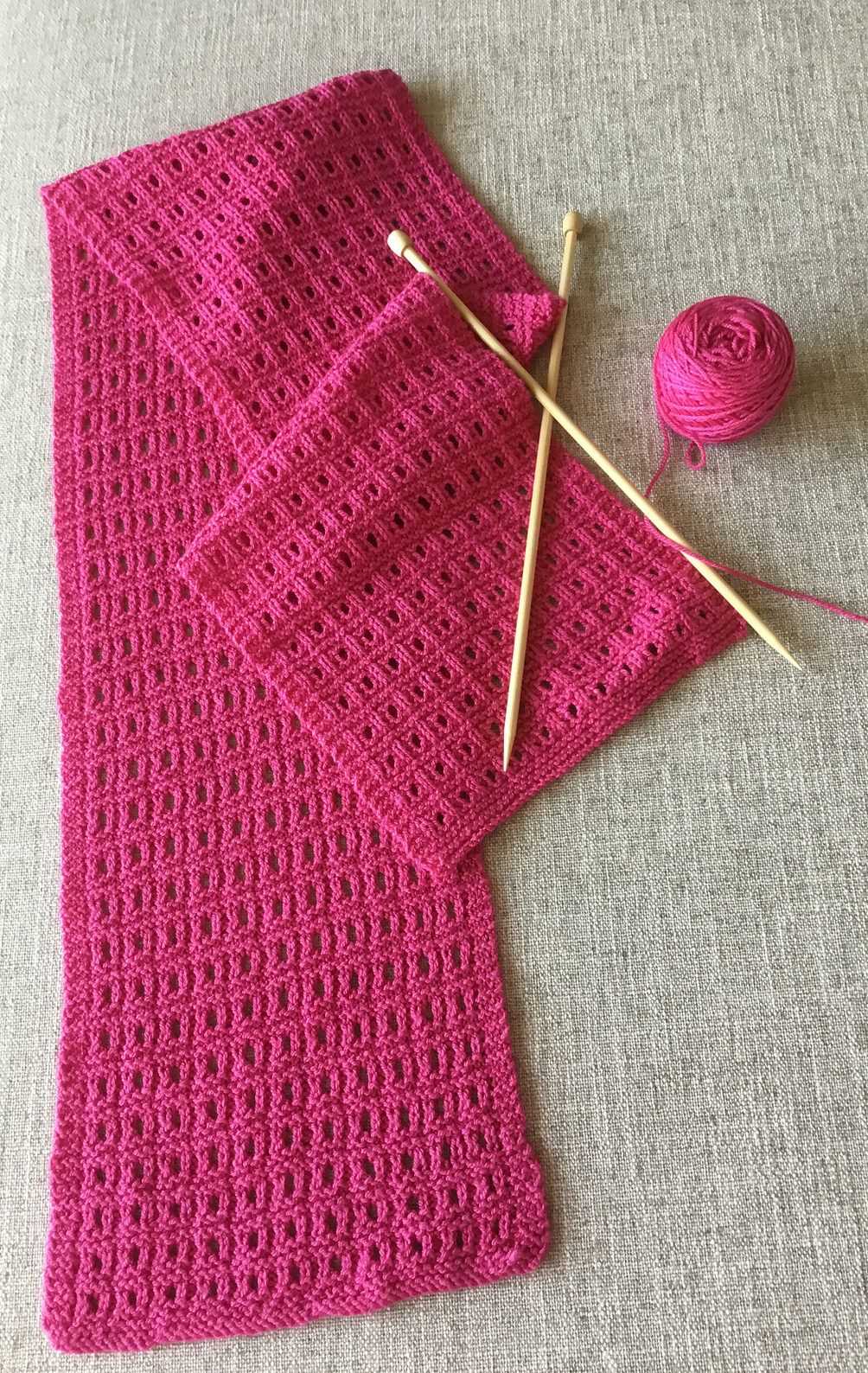 Easy reversible knit scarf pattern